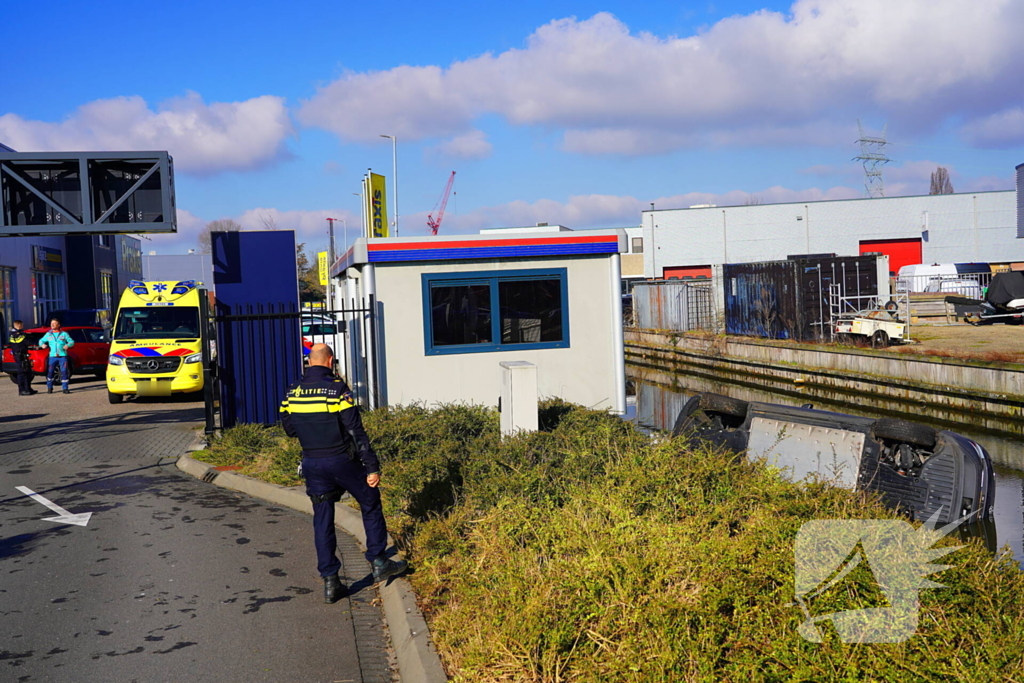 Automobilist raakt met voertuig te water