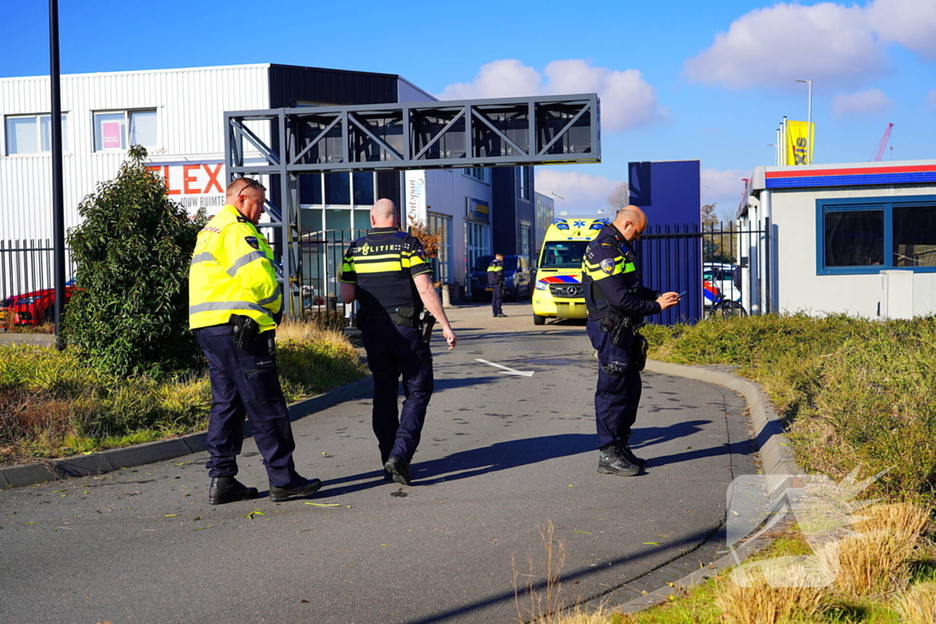 Automobilist raakt met voertuig te water