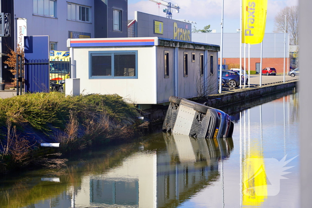 Automobilist raakt met voertuig te water