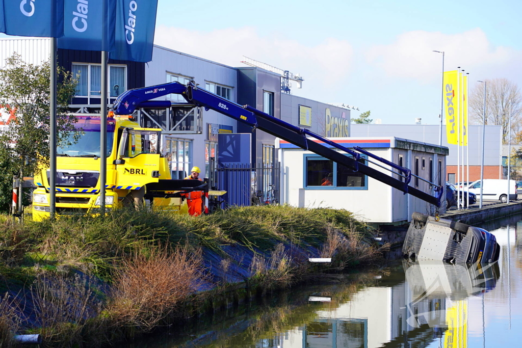 Automobilist raakt met voertuig te water