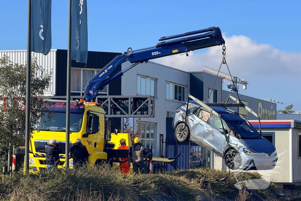 Automobilist raakt met voertuig te water