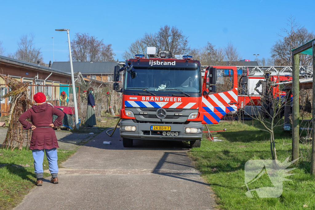 Veel rookontwikkeling bij binnenbrand in atelier