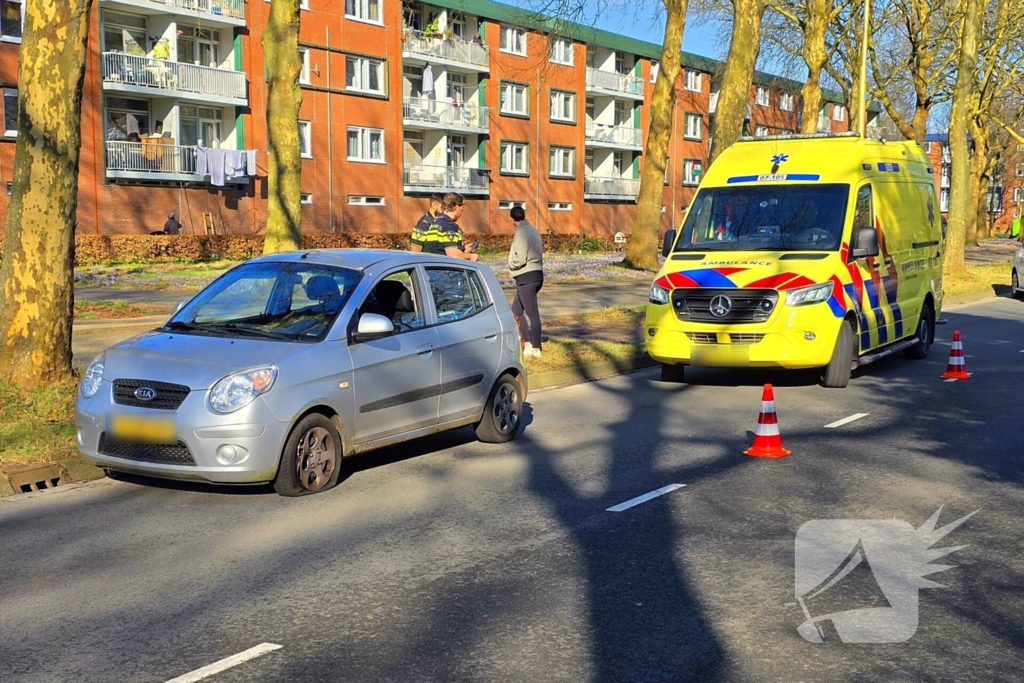 Automobilist raakt stoeprand en raakt gewond