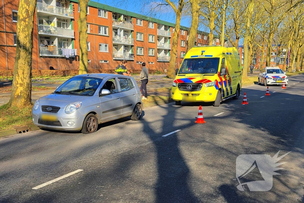 Automobilist raakt stoeprand en raakt gewond