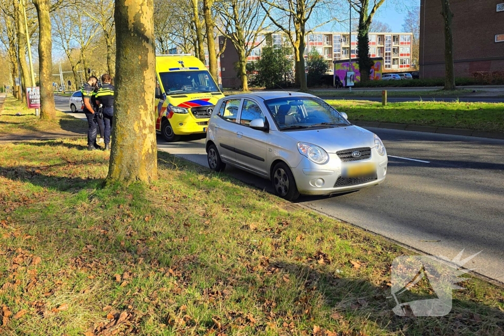 Automobilist raakt stoeprand en raakt gewond