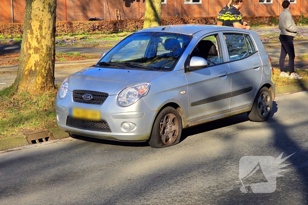 Automobilist raakt stoeprand en raakt gewond
