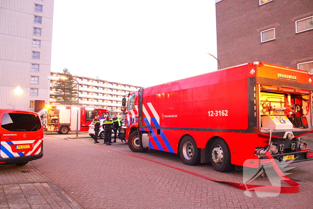 Brandweer ingezet voor grote brand in flatgebouw