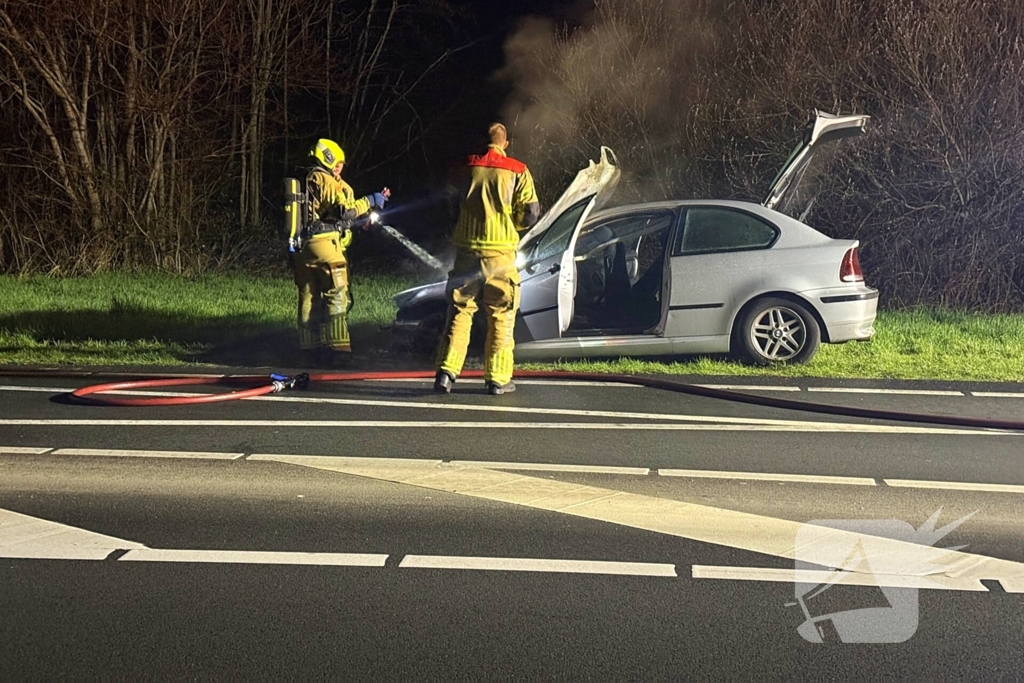 Auto vat vlam tijdens rijden