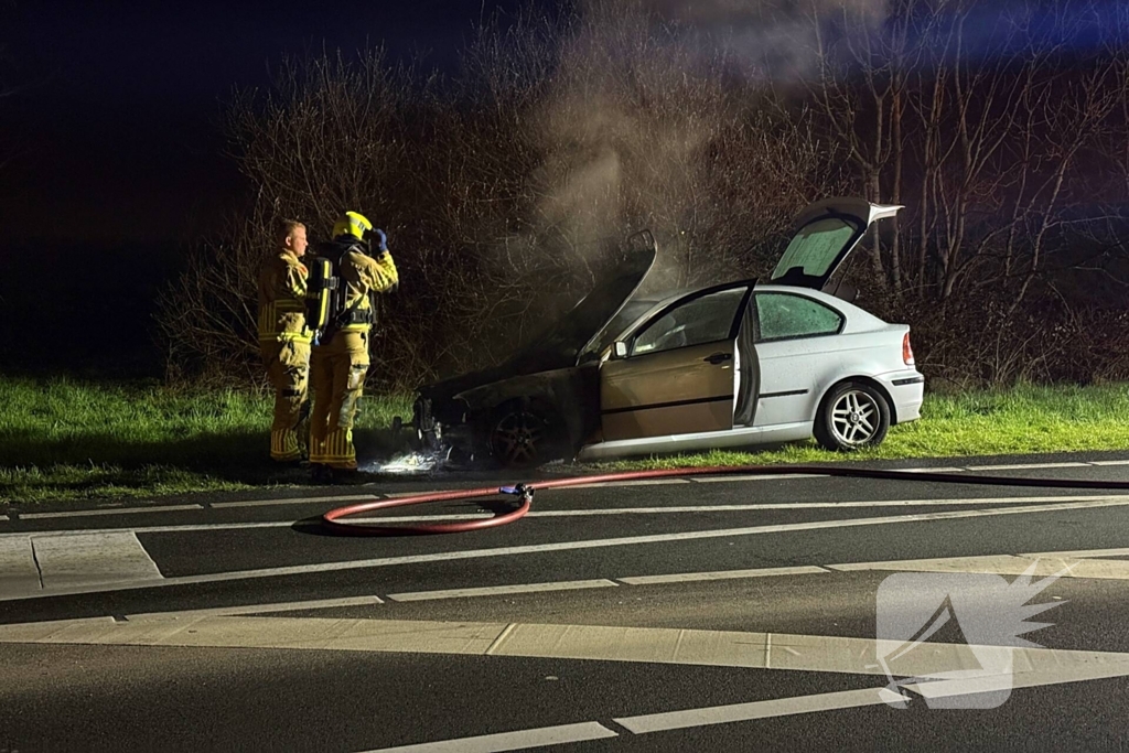 Auto vat vlam tijdens rijden