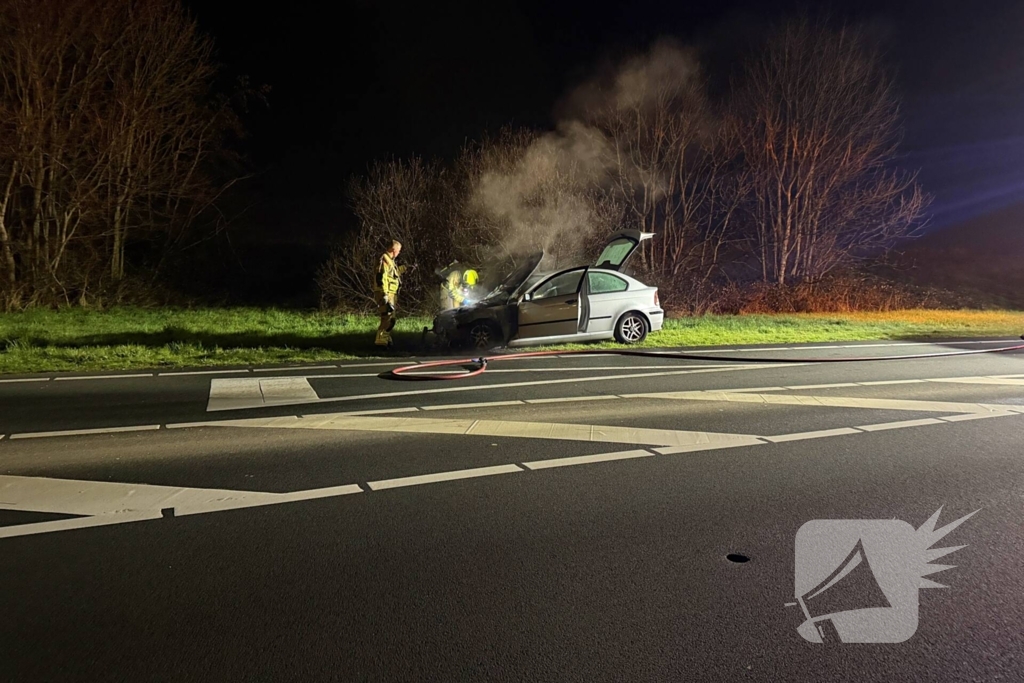 Auto vat vlam tijdens rijden