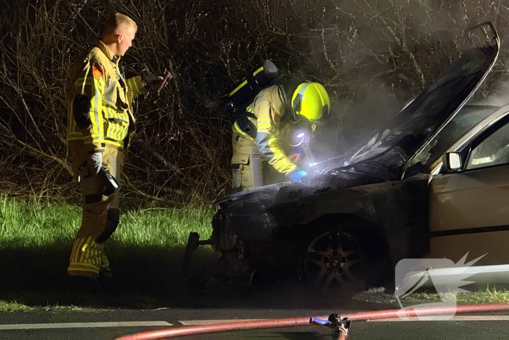 Auto vat vlam tijdens rijden