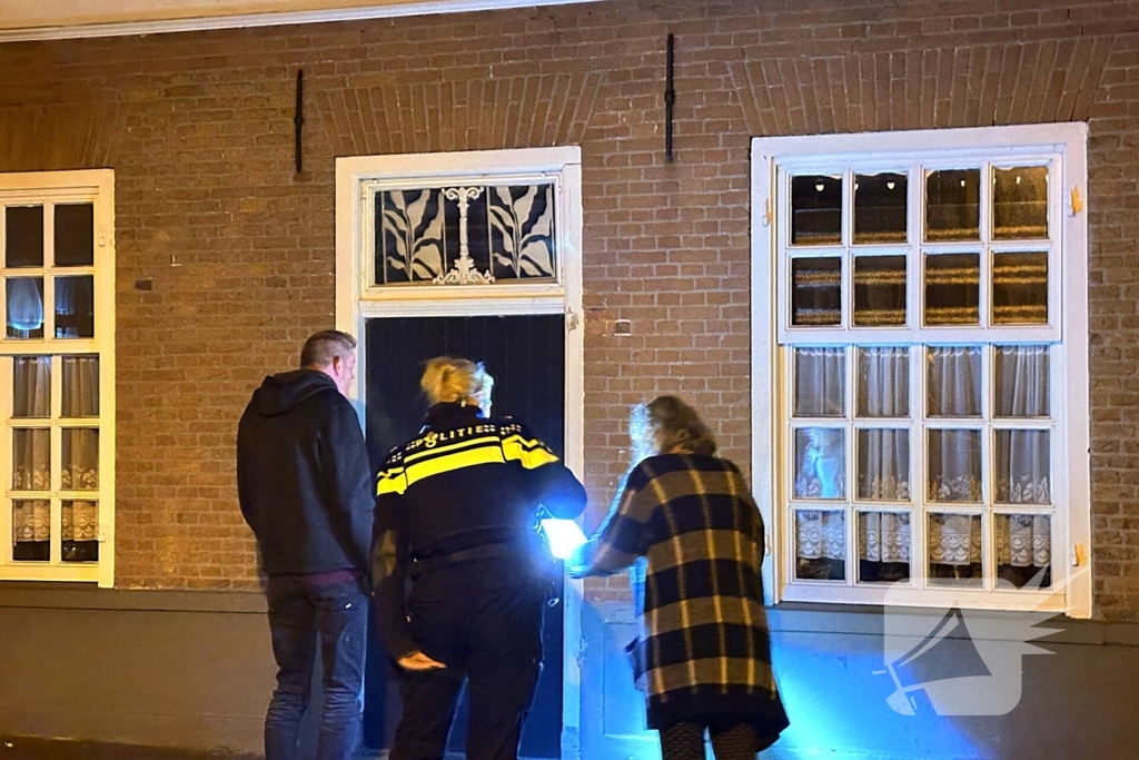 Bus botst tegen gevel van woning