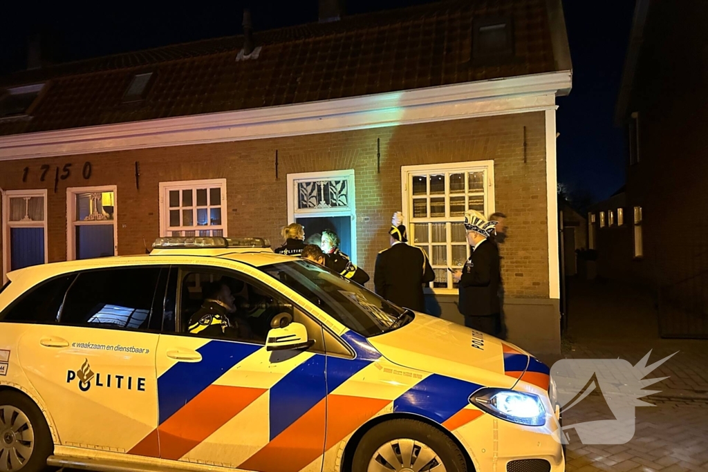Bus botst tegen gevel van woning