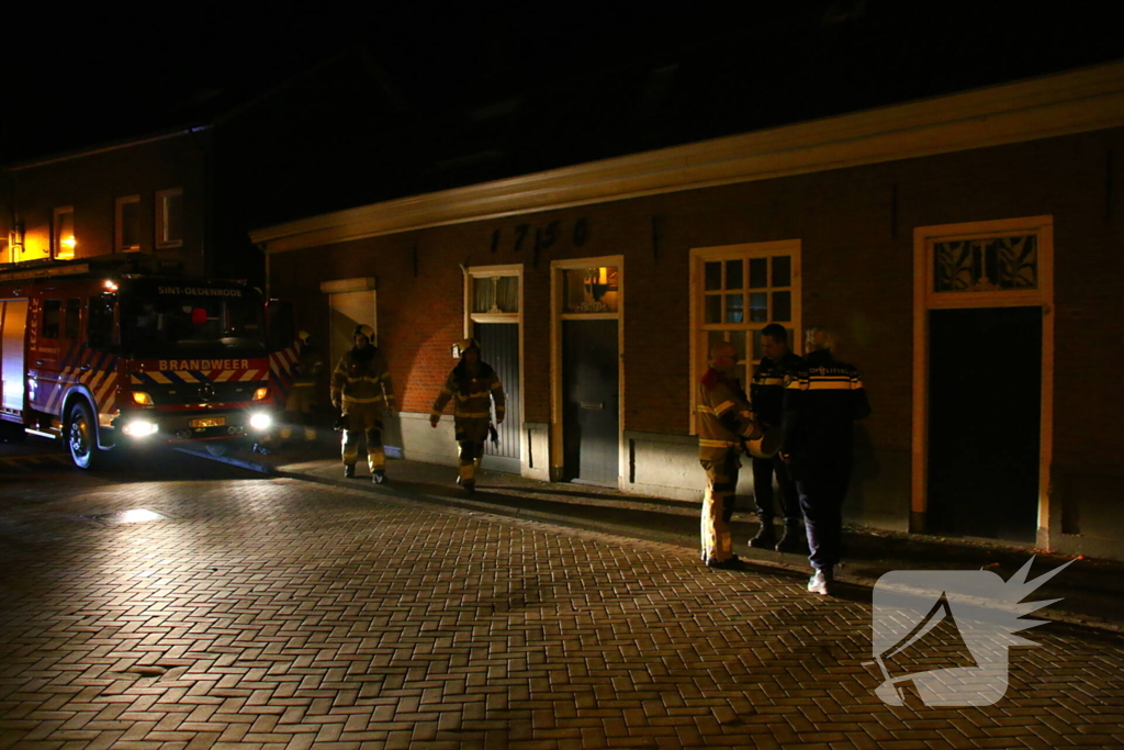 Bus botst tegen gevel van woning