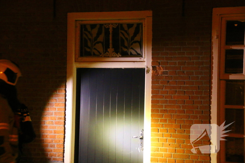 Bus botst tegen gevel van woning