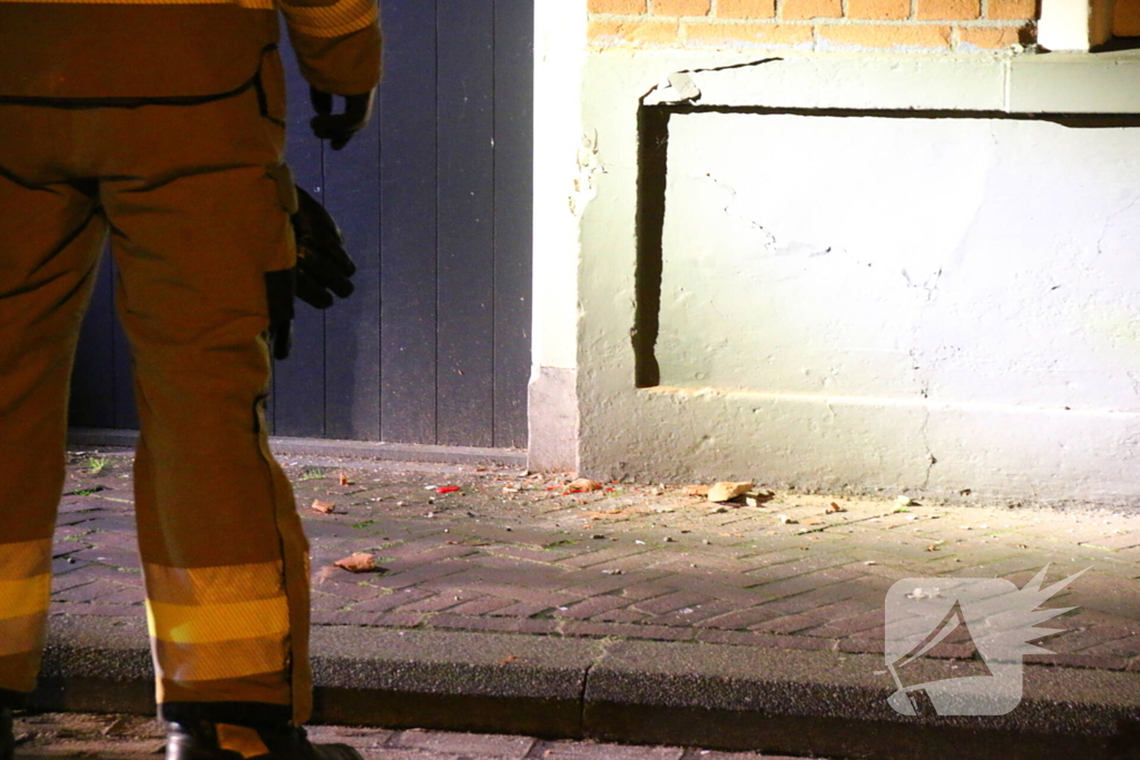 Bus botst tegen gevel van woning