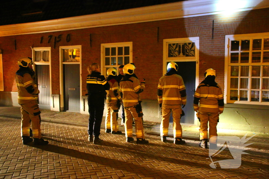 Bus botst tegen gevel van woning