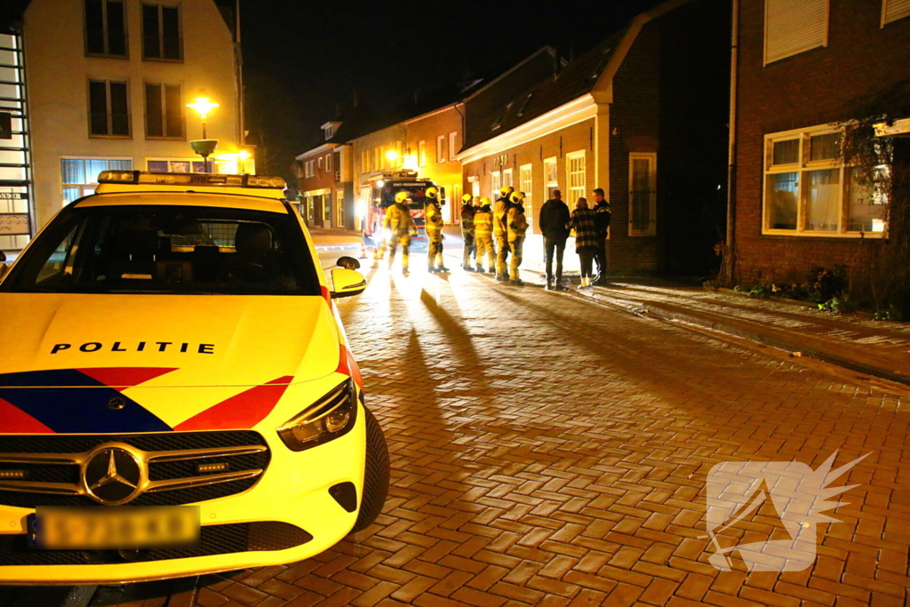 Bus botst tegen gevel van woning