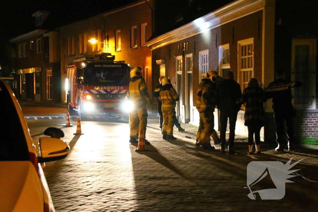 Bus botst tegen gevel van woning