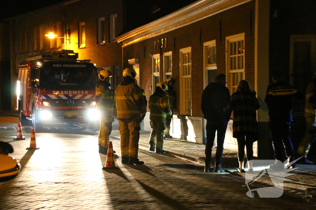Bus botst tegen gevel van woning