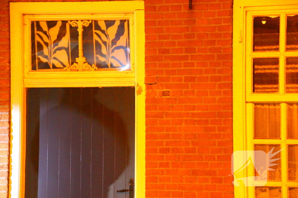 Bus botst tegen gevel van woning