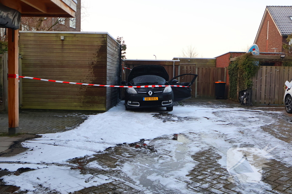 Brand in auto verspreidt naar schuur