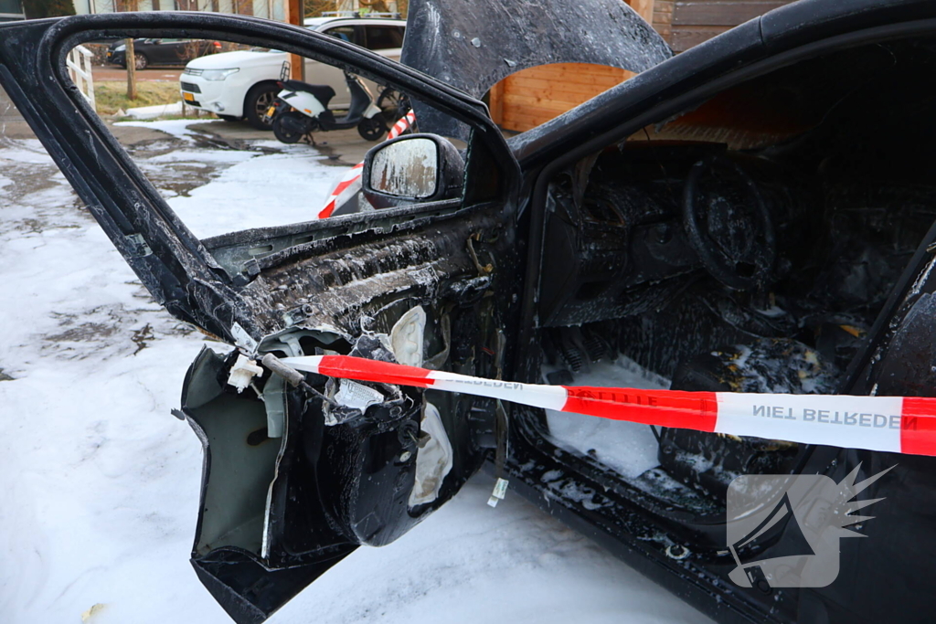 Brand in auto verspreidt naar schuur