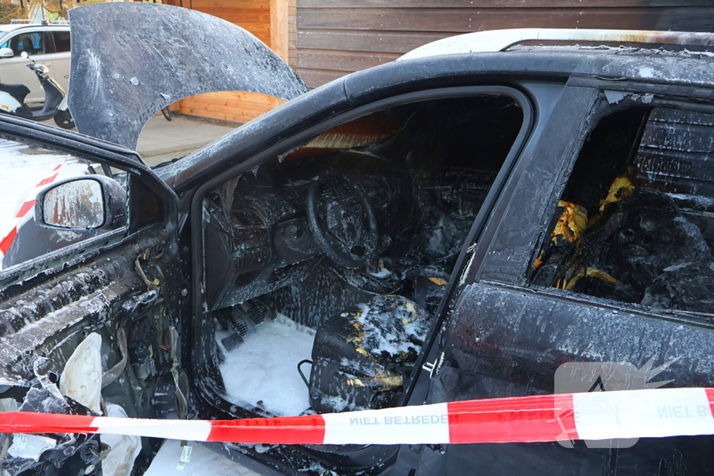 Brand in auto verspreidt naar schuur