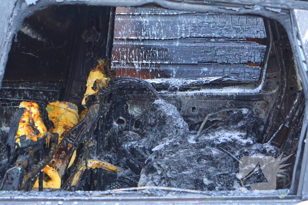 Brand in auto verspreidt naar schuur