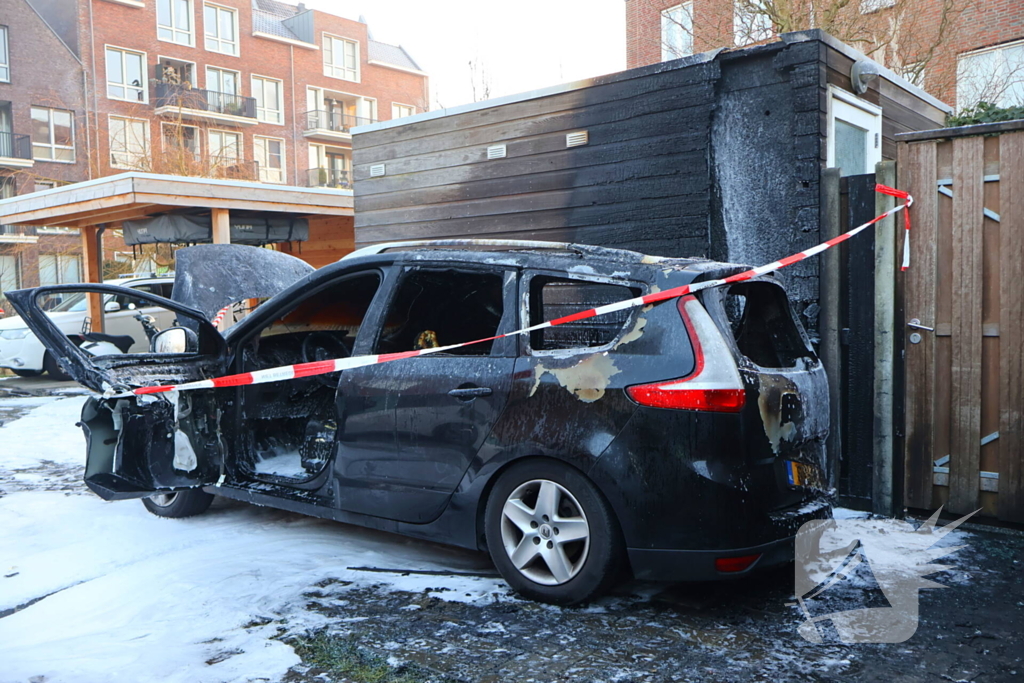 Brand in auto verspreidt naar schuur