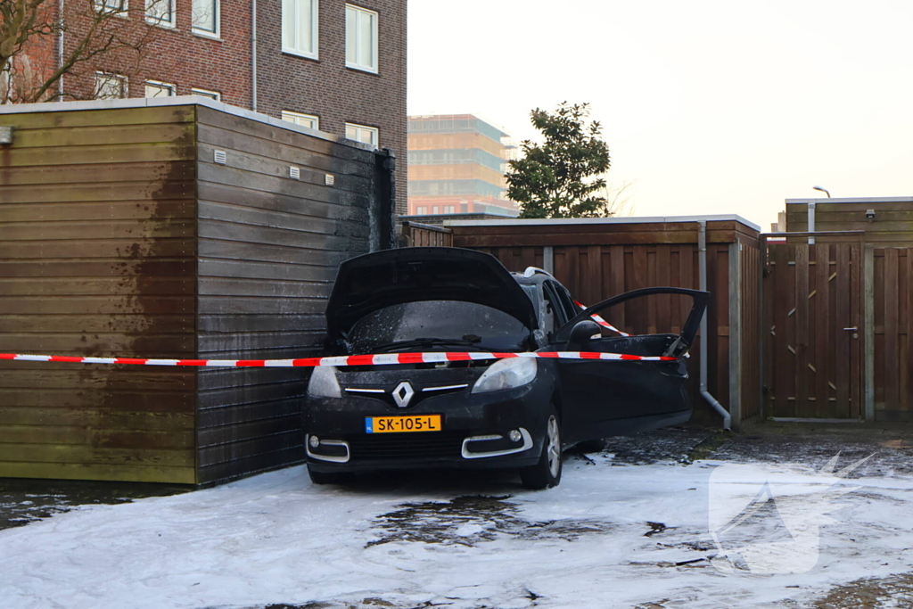 Brand in auto verspreidt naar schuur
