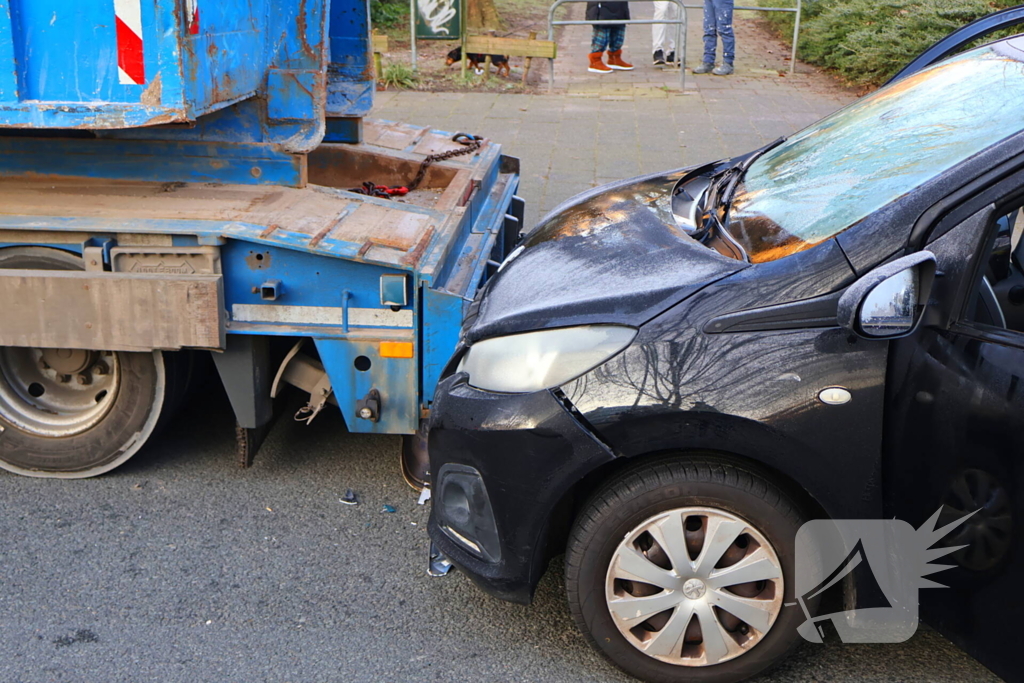 Ongeluk met vrachtwagen en personenwagen