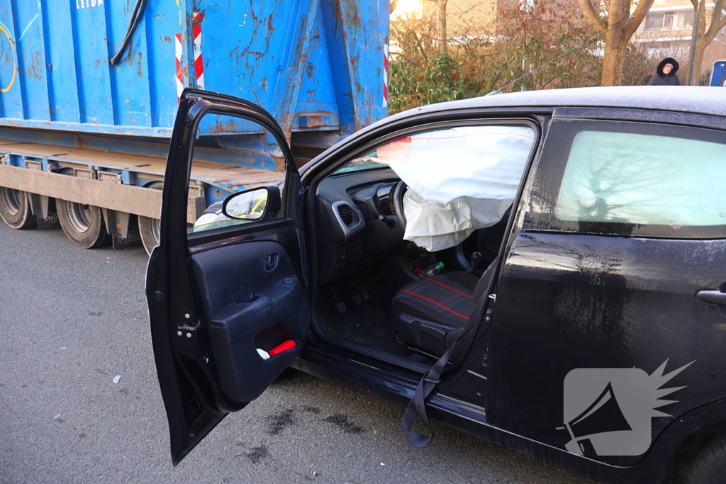 Ongeluk met vrachtwagen en personenwagen