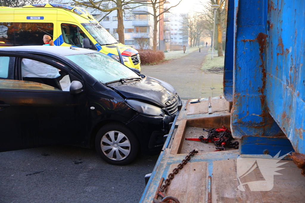 Ongeluk met vrachtwagen en personenwagen