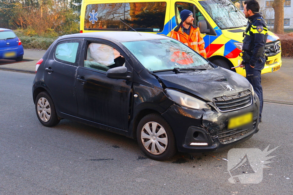 Ongeluk met vrachtwagen en personenwagen