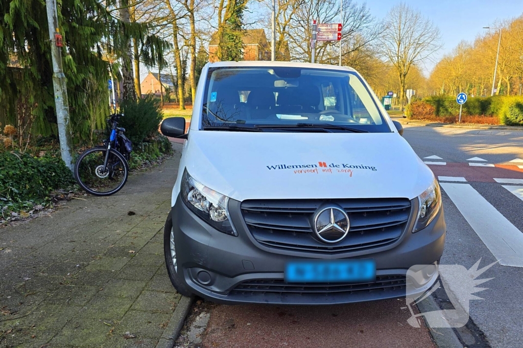 Fietser aangereden door taxibus