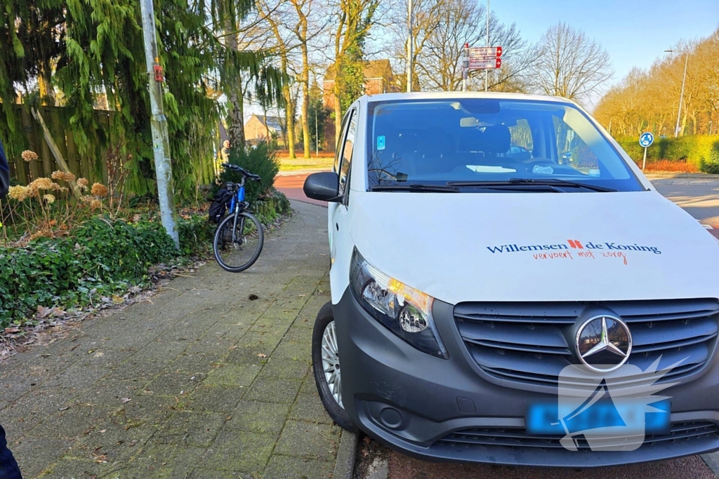 Fietser aangereden door taxibus