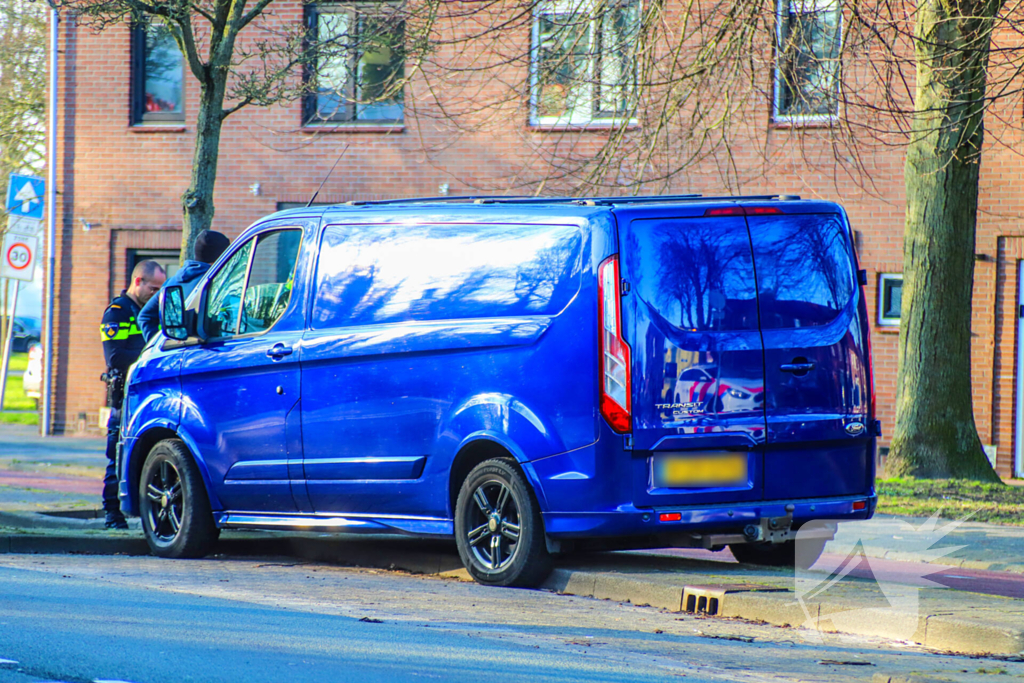 Bestelbus botst op oudere fietser