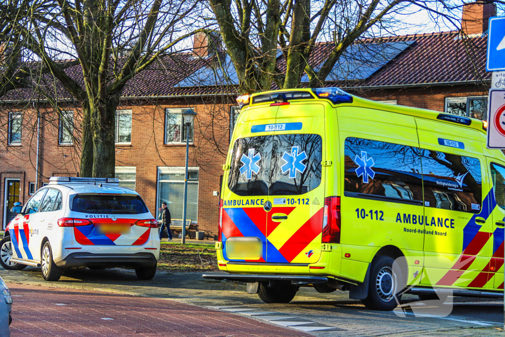 Bestelbus botst op oudere fietser