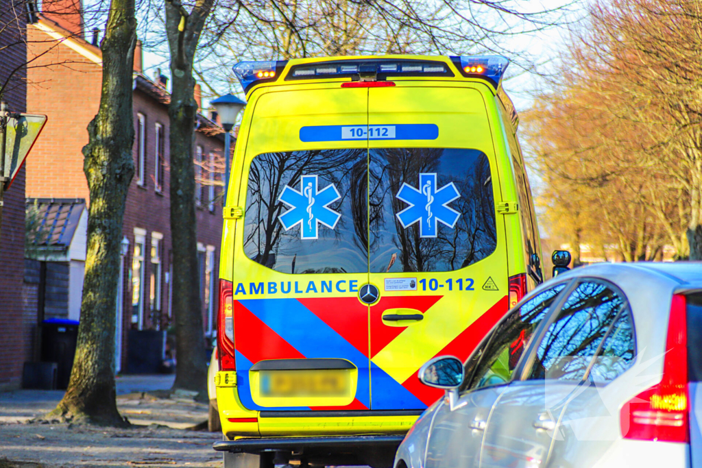 Bestelbus botst op oudere fietser