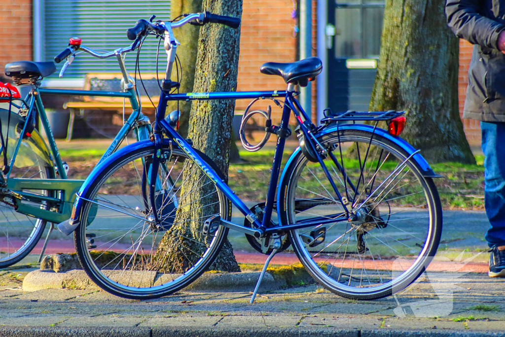 Bestelbus botst op oudere fietser