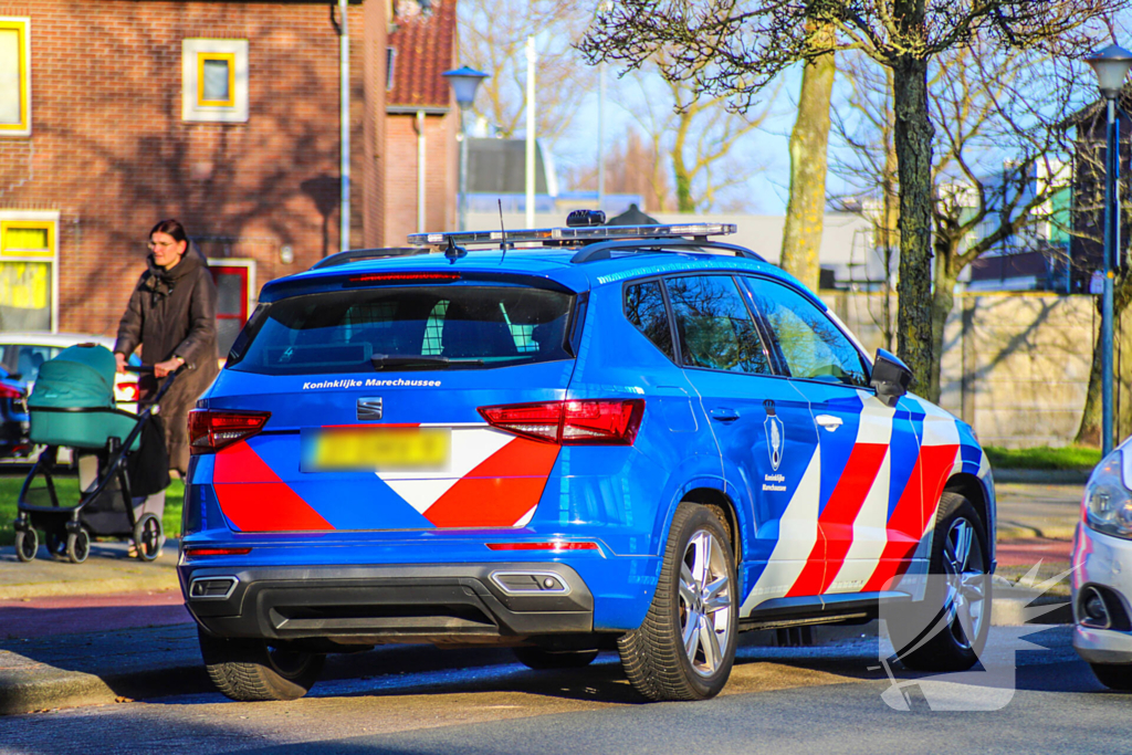 Bestelbus botst op oudere fietser