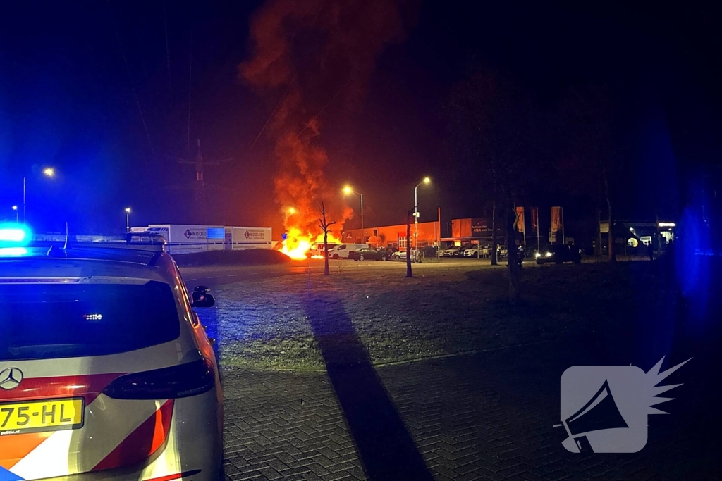 Meerdere voertuigen in vlammen