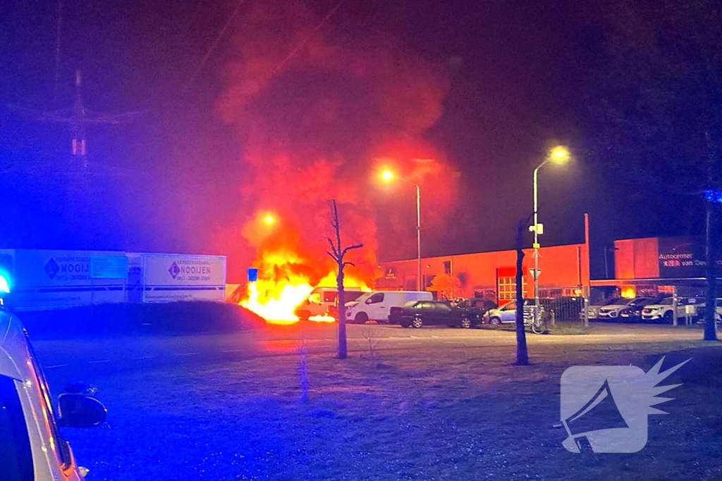 Meerdere voertuigen in vlammen