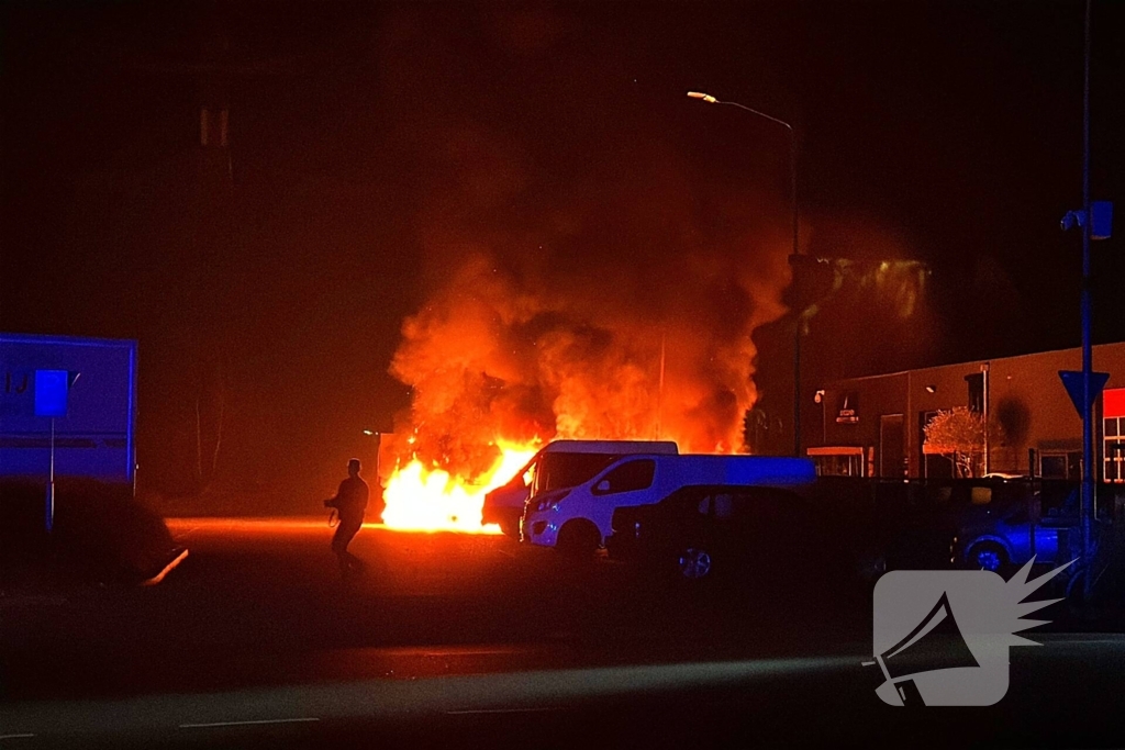 Meerdere voertuigen in vlammen