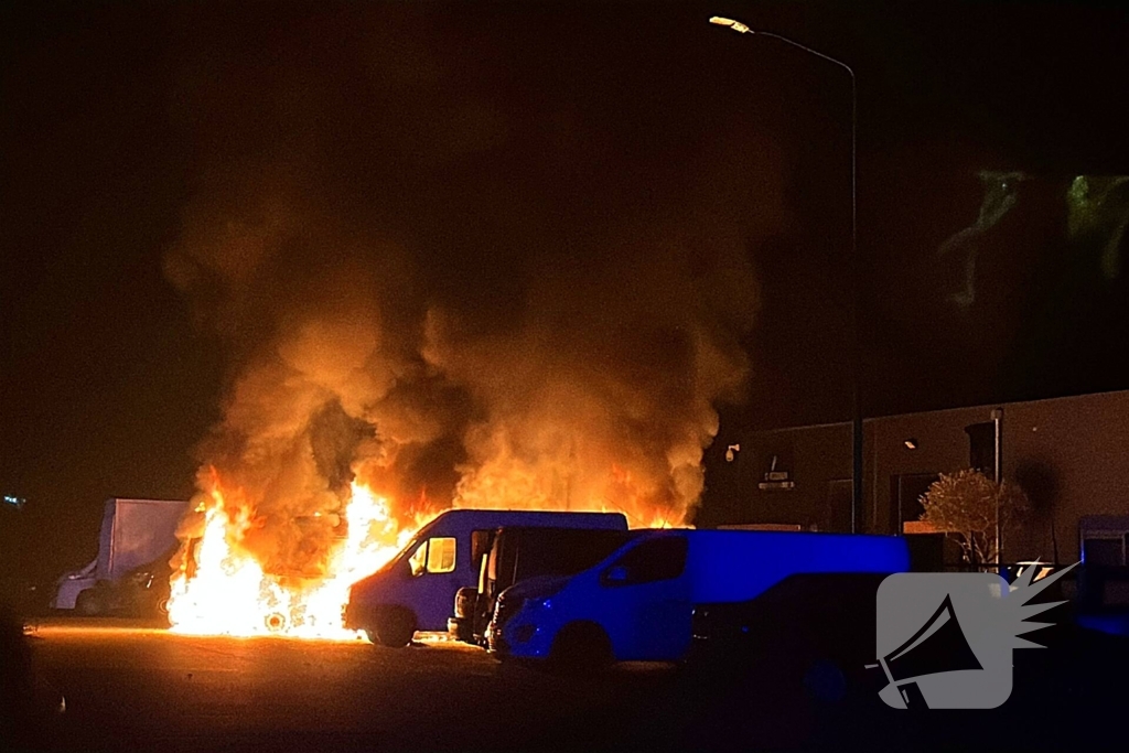 Meerdere voertuigen in vlammen