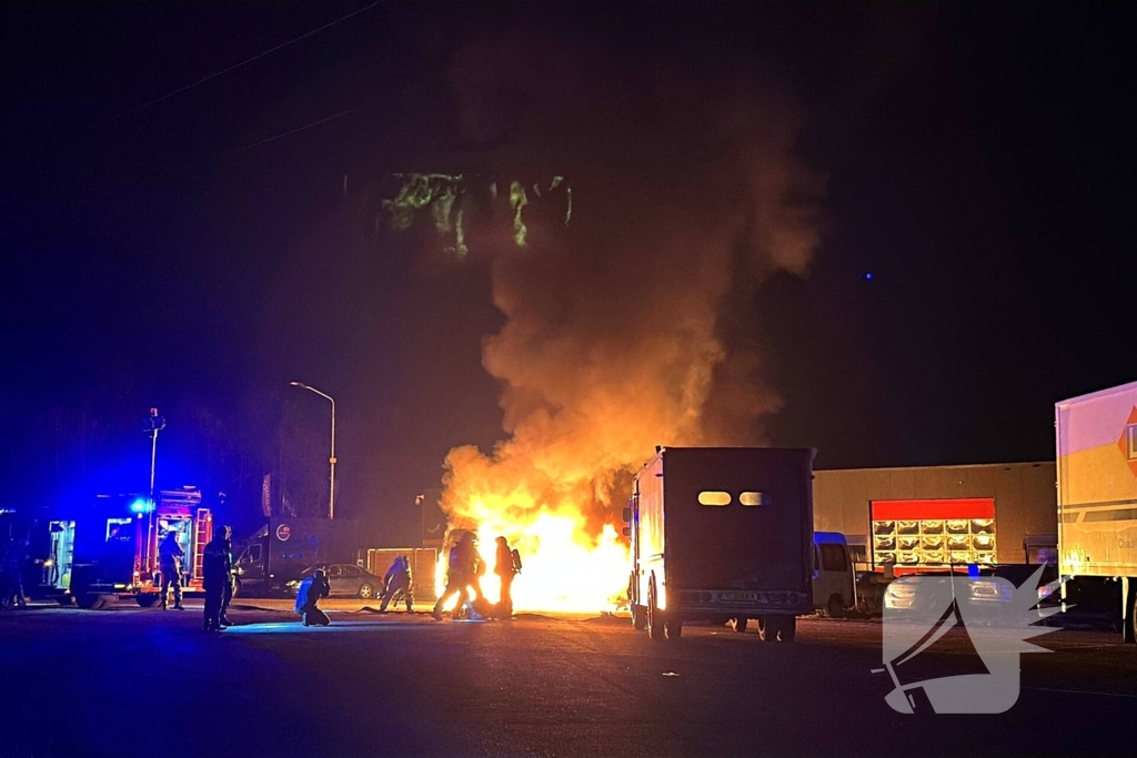Meerdere voertuigen in vlammen
