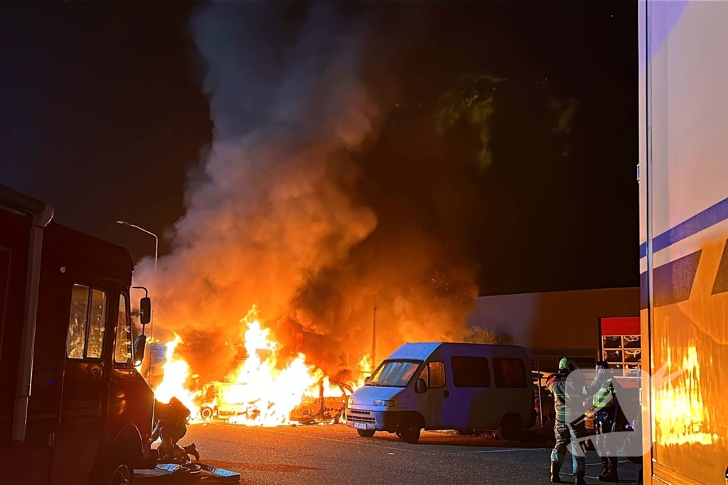 Meerdere voertuigen in vlammen