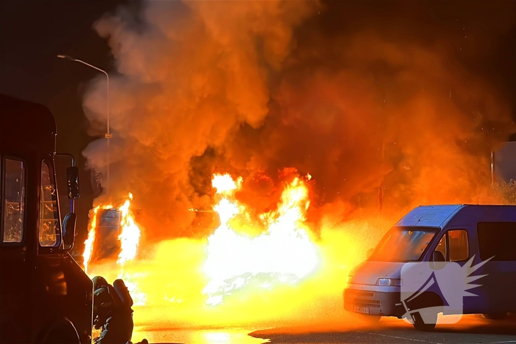 Meerdere voertuigen in vlammen