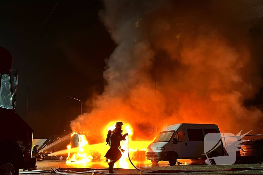 Meerdere voertuigen in vlammen